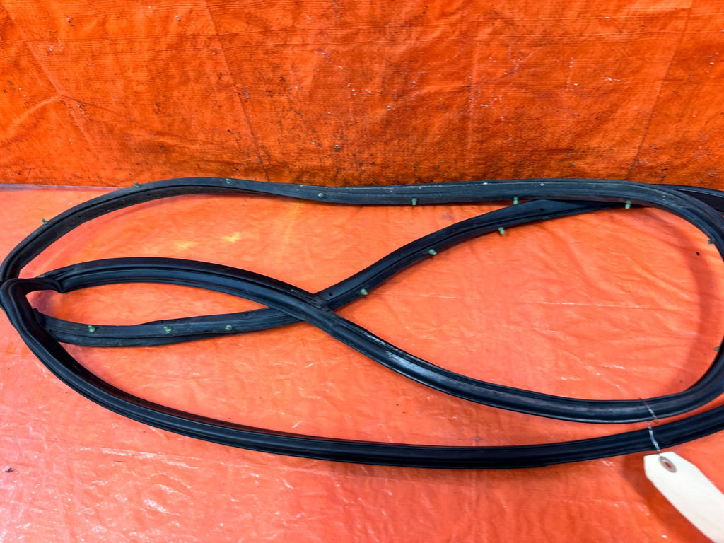 90 91 HONDA CIVIC HATCHBACK   RIGHT FRONT   DOOR WEATHER STRIP   OEM 3275