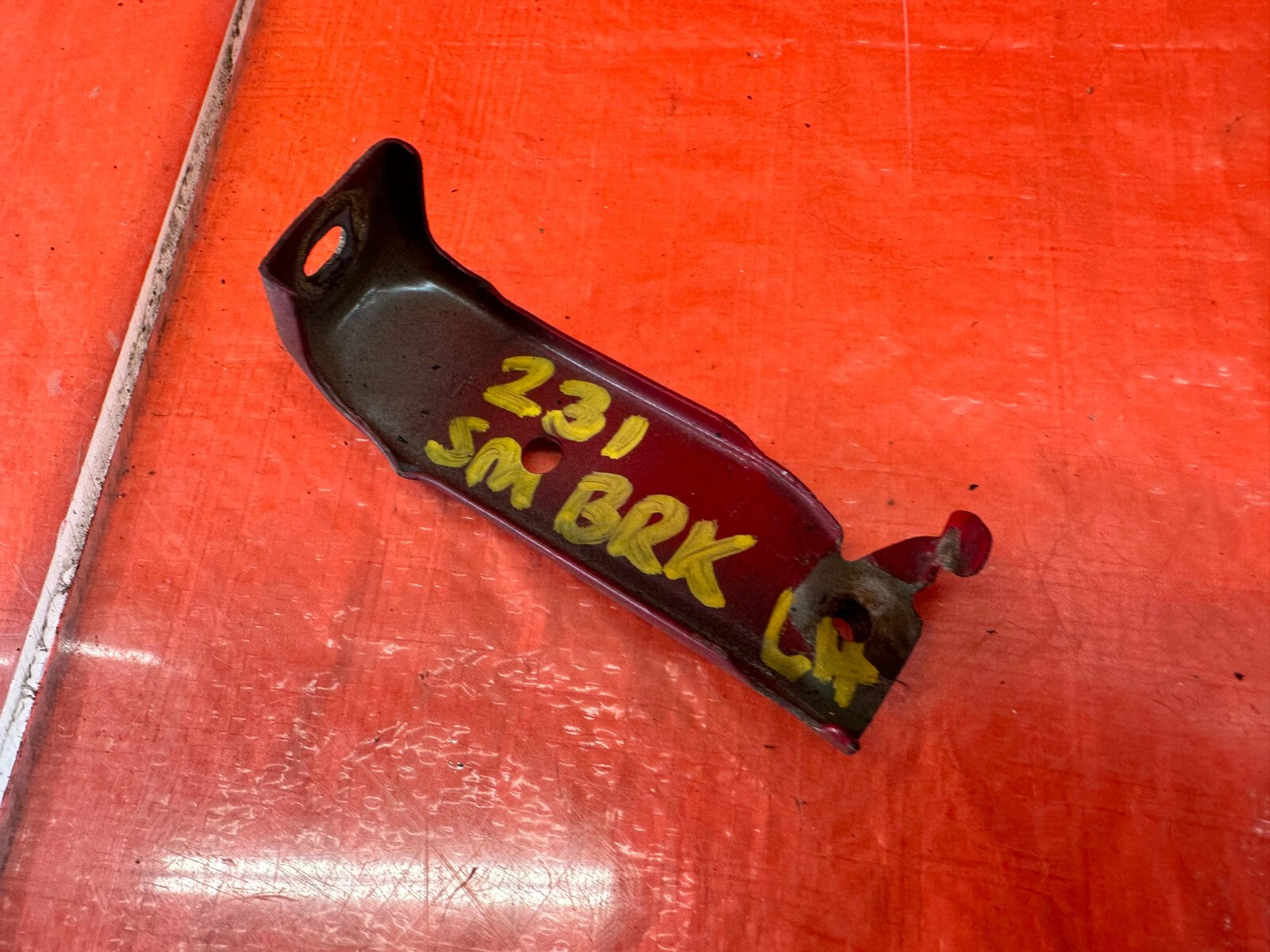 99 00 HONDA CIVIC   DRIVER LEFT   FENDER RETAINER BRACKET   OEM #231 14