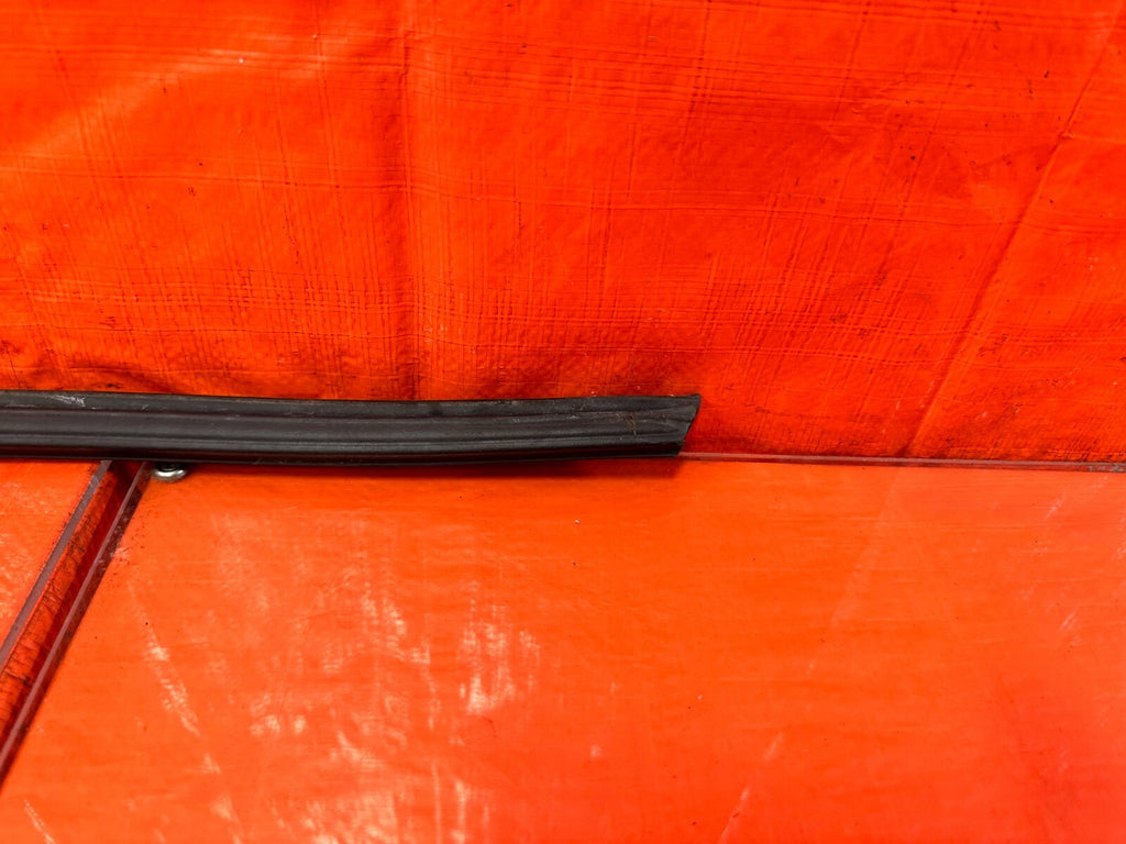 96 00 HONDA CIVIC COUPE & HATCH   DRIVER LEFT DOOR GLASS WINDOW SUB SEAL OEM 28711