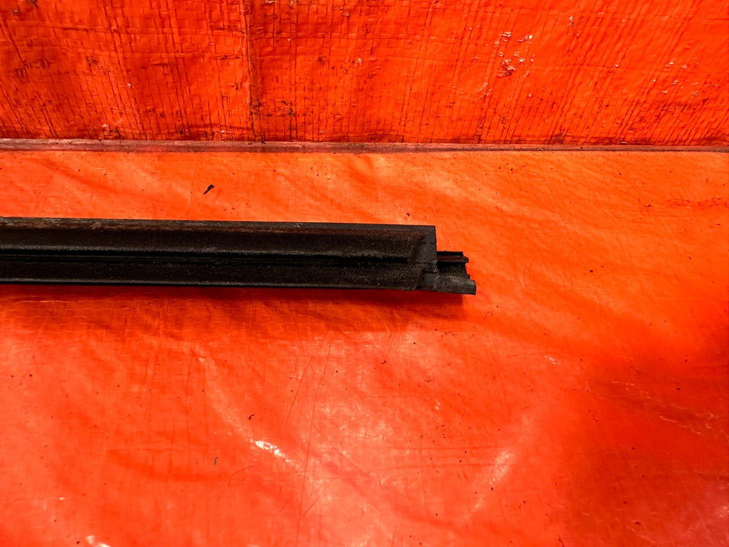 04 11 MAZDA RX8 RX 8   PASSENGER RIGHT EXTERIOR WINDOW GLASS TRIM   OEM #3035