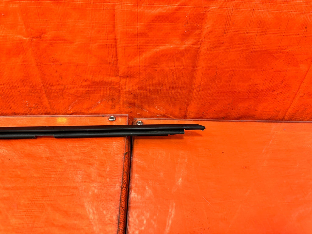 13 20 SUBARU BRZ   PASSENGER RIGHT DRIP RETAINER WINDOW GLASS TRIM   OEM #2924