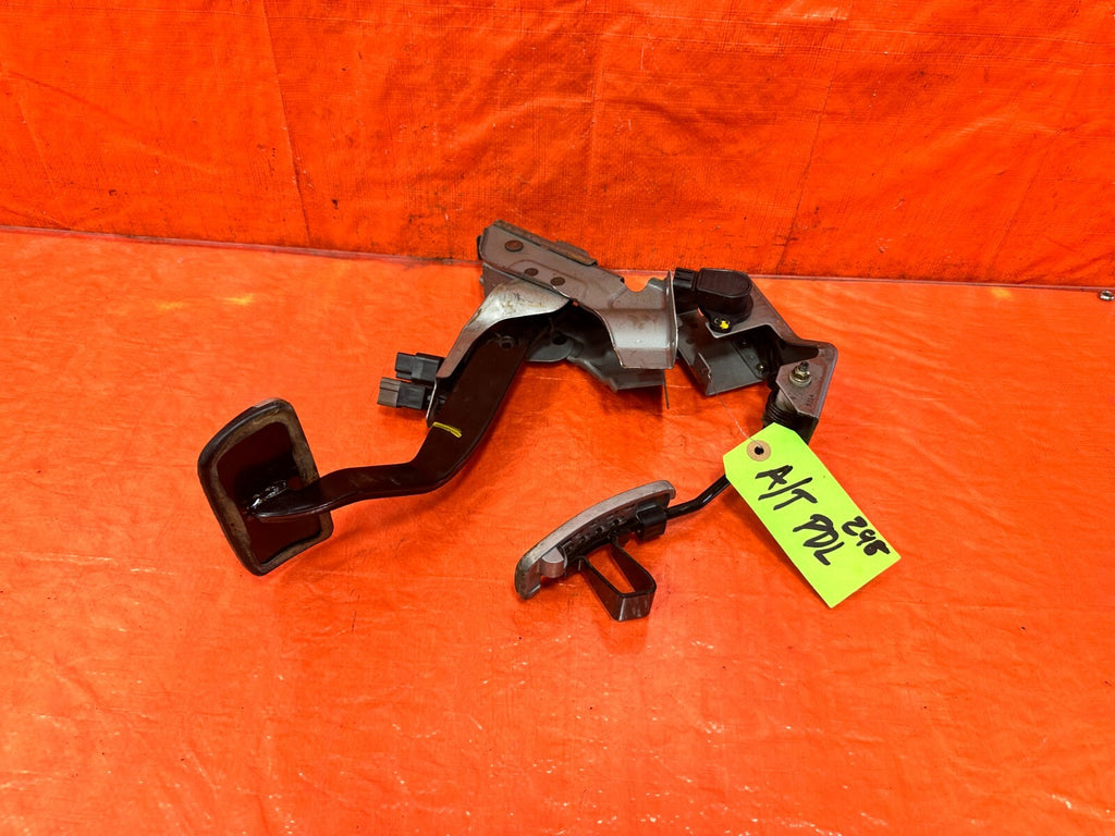 2005 05 INFINITI G35 COUPE SPORT   AUTOMATIC PEDALS   ALUMINUM BRAKE AND GAS OEM6