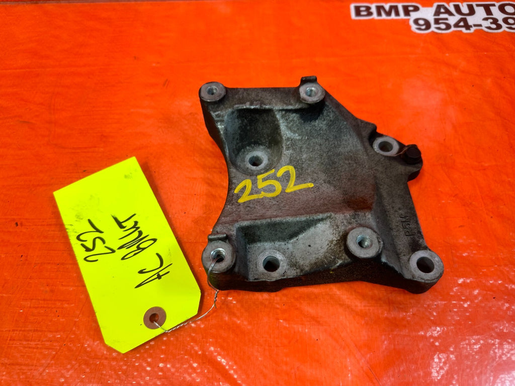 97 01 HONDA PRELUDE   HVAC AIR CONDITIONING AC COMPRESSOR PUMP BRACKET   OEM 2526
