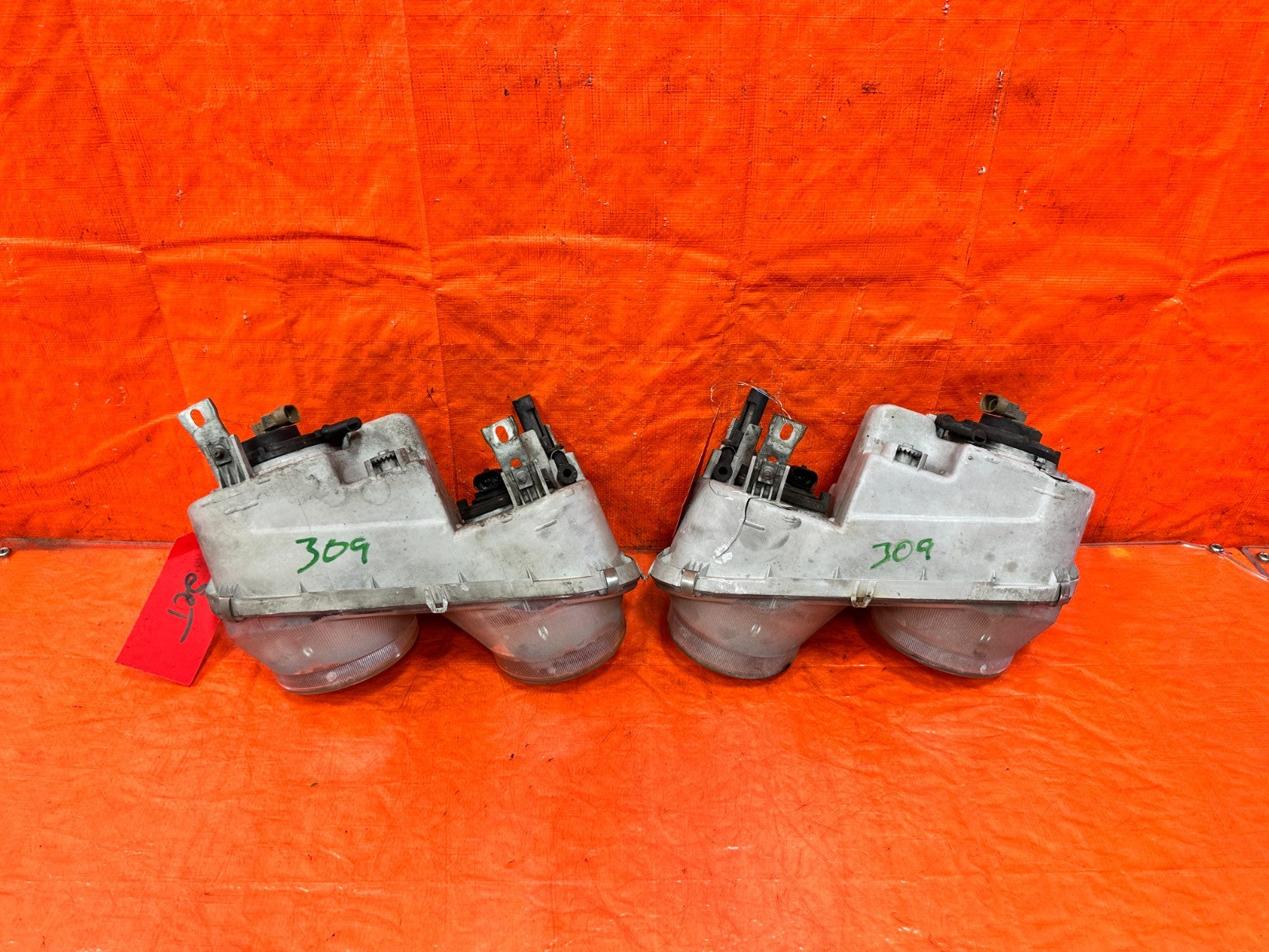 94 97 ACURA INTEGRA HEADLIGHTS HEADLAMPS   LEFT AND RIGHT HEADLIGHT SET OEM 30915