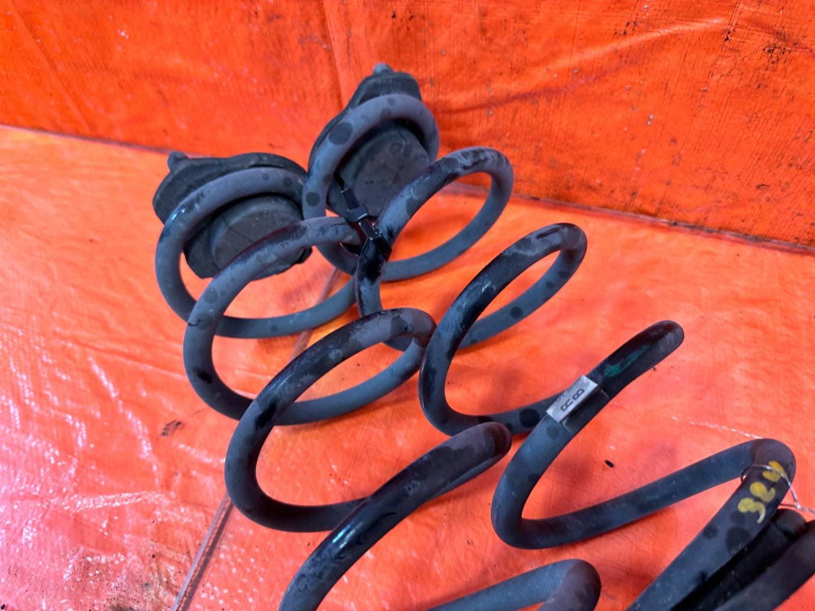 18 22 HONDA ACCORD   LEFT AND RIGHT REAR SPRINGS WITH RUBBER GASKETS OEM 3248