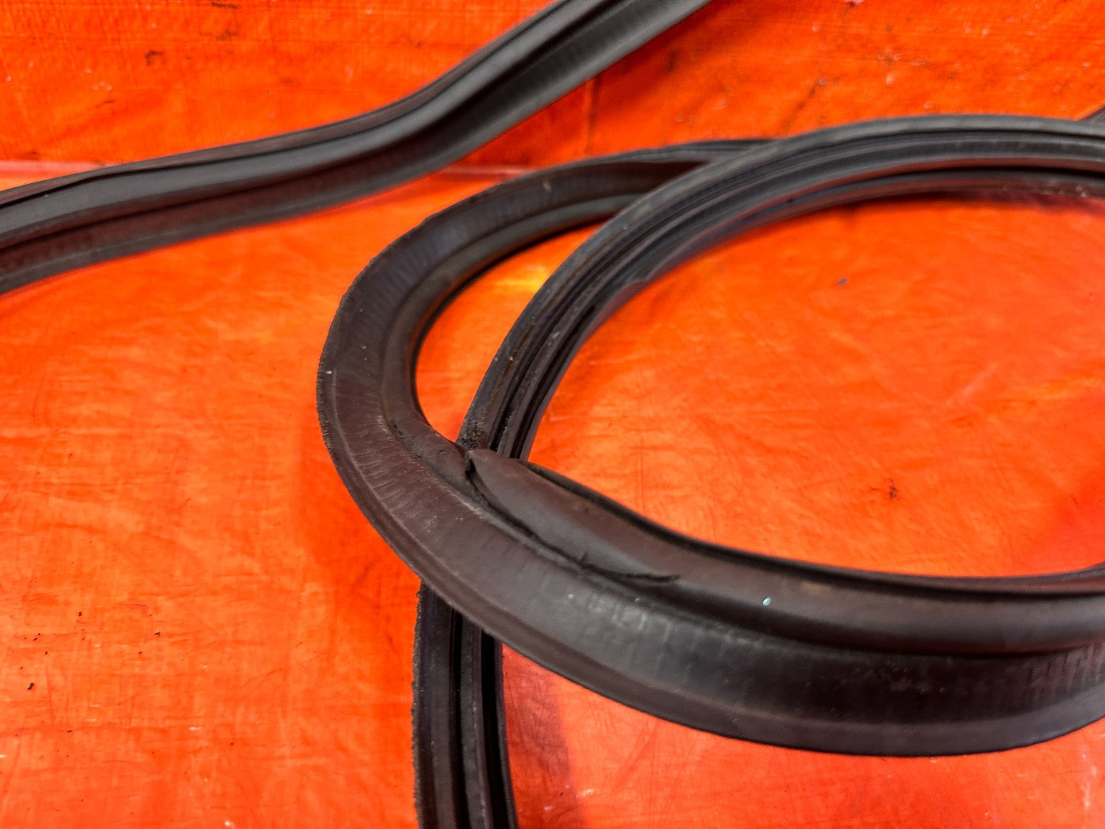 94 01 ACURA INTEGRA 2D TAIL GATE TRUNK HATCH LATCH WEATHER TRIM STRIP MOLDING 0914