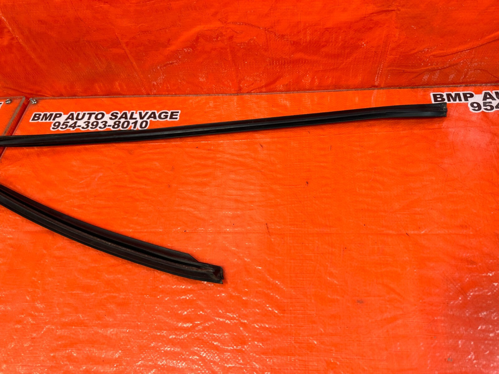 93 97 HONDA DEL SOL   DRIVER LEFT FRONT WINDOW GLASS RUN CHANNEL   OEM #2563