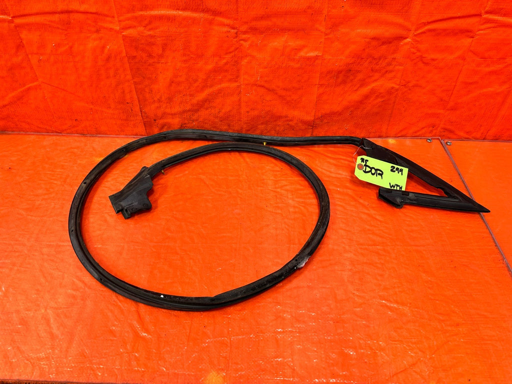 10 16 HYUNDAI GENESIS COUPE RIGHT LOWER DOOR WEATHER STRIP RUBBER SEAL 2990