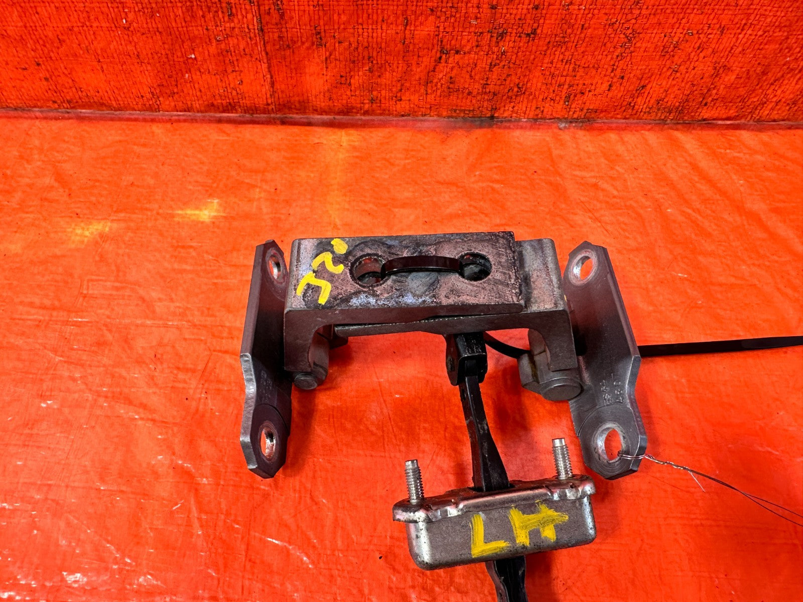 08 15 INFINITI G37 & Q60 COUPE   DRIVER LEFT FOOR HINGE W/ CHECKER   3 PIECE 3205