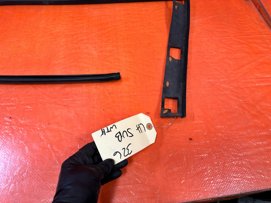 90 91 HONDA CIVIC HATCHBACK   DRIVER LEFT DOOR WINDOW GLASS SUB SEAL   OEM 3274