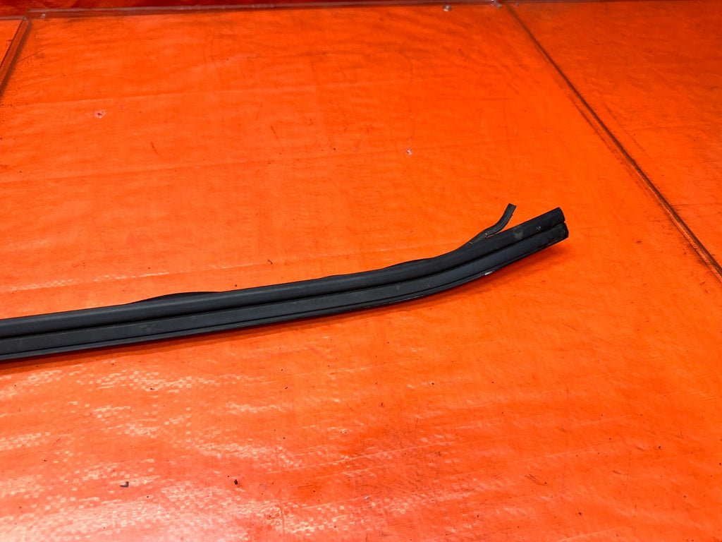 94-01 ACURA INTEGRA 4D SEDAN RIGHT PASSENGER WINDSHIELD WEATHERSTRIP OEM #3405