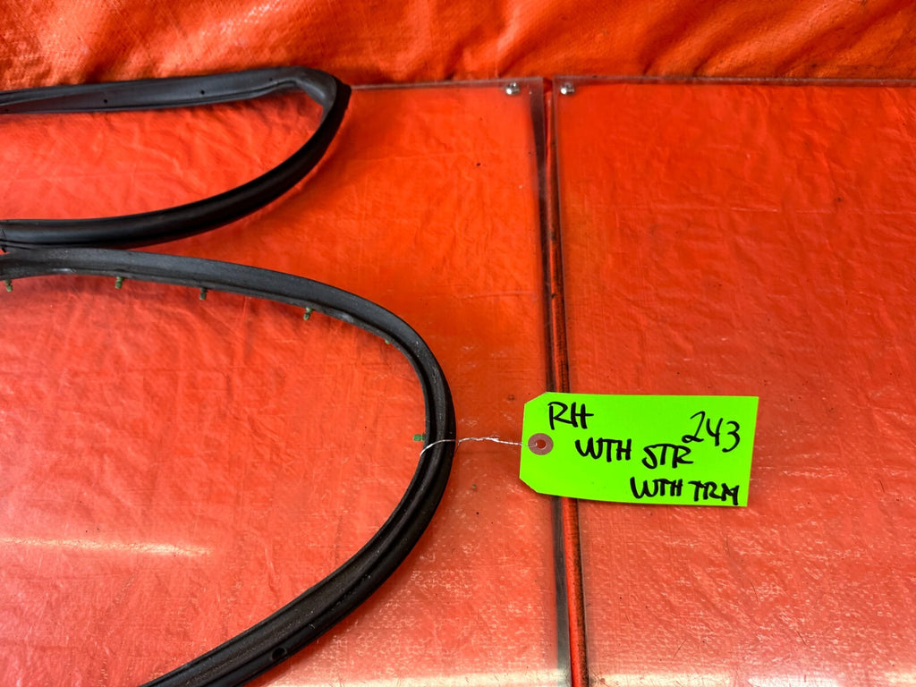 88 91 HONDA CRX   PASSENGER RIGHT FRONT   WEATHER STRIP TRIM SEAL GASKET OEM 2432