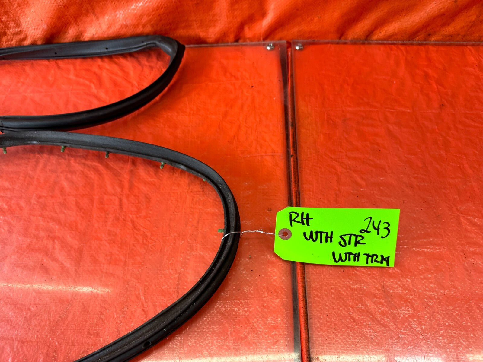 88 91 HONDA CRX   PASSENGER RIGHT FRONT   WEATHER STRIP TRIM SEAL GASKET OEM 2432