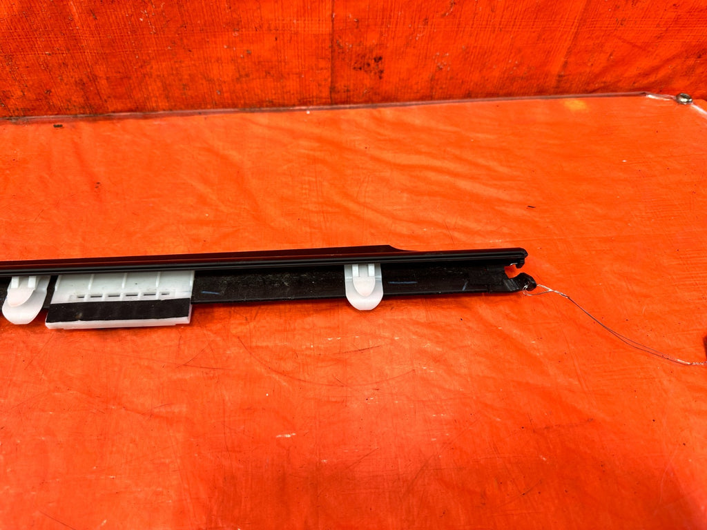 00 09 HONDA S2000   DRIVER LEFT FRONT GLASS TRIM DRIP RETAINER   OEM #S2K3
