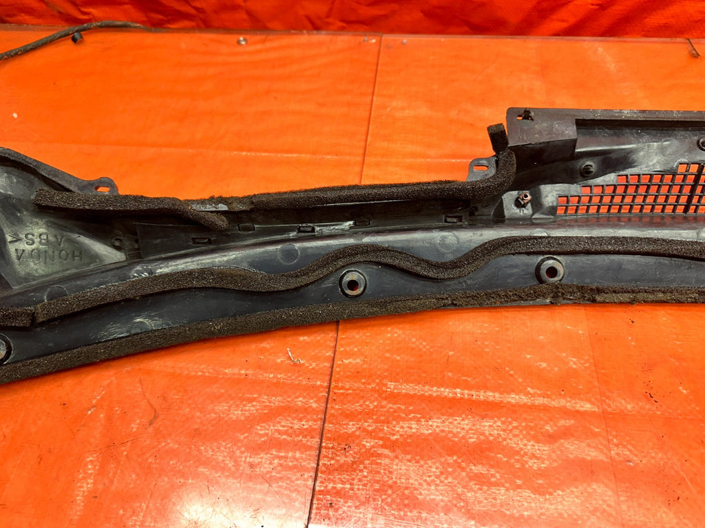 94 01 ACURA INTEGRA FRONT WINDSHIELD WIPER COWL PLASTIC TRIM OEM #33114