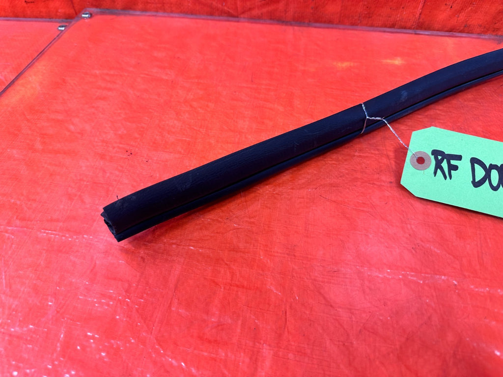 10 16 HYUNDAI GENESIS COUPE   CHASSIS TO DOOR OPEN TRIM RUBBER STRIP RIGHT FRONT1