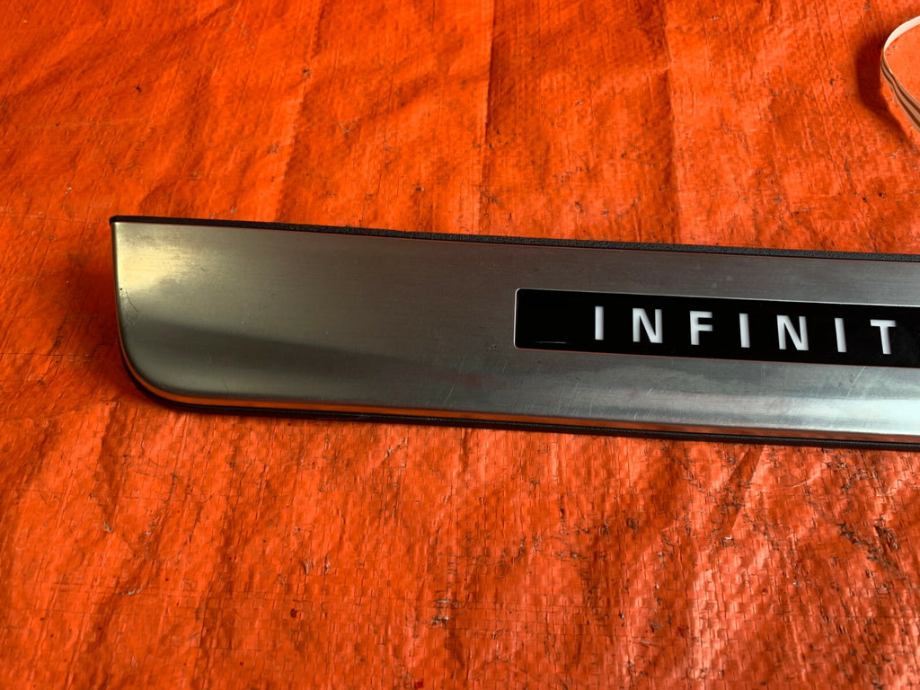 OEM INFINITI Q50 PASSENGER RIGHT FRONT ILLUMINATING ILLUMINATED DOOR SILL PLATE2