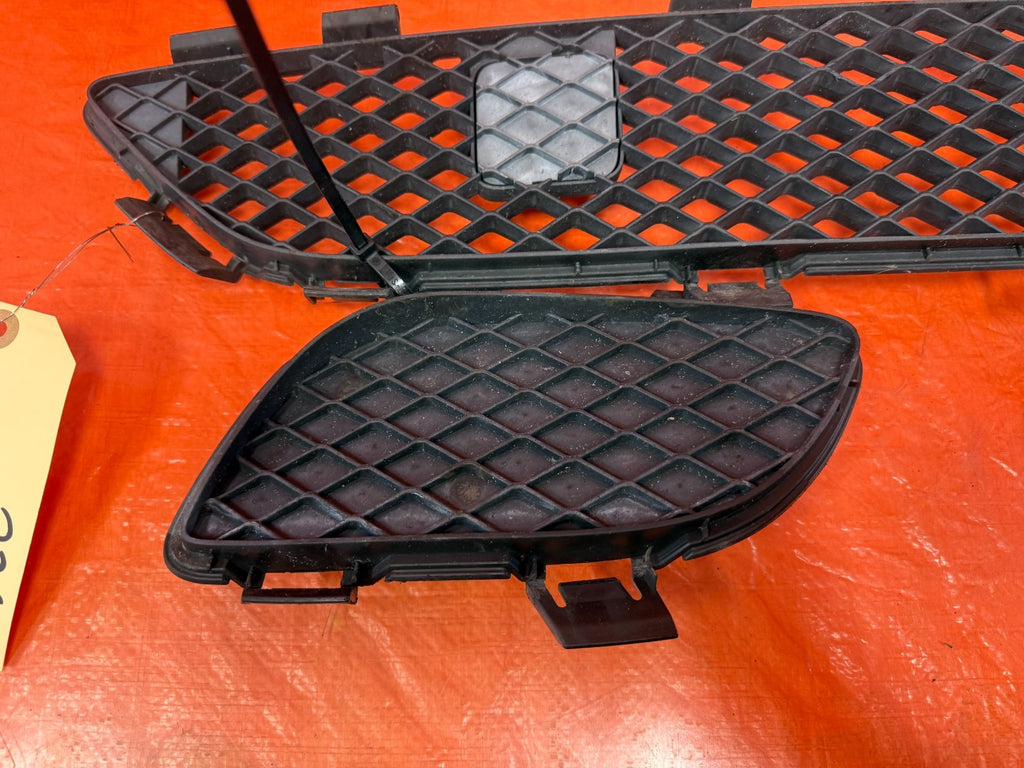 08 10 INFINITI G37 2D COUPE   SPORT MODEL   FRONT BUMPER LOWER GRILLE   OEM 32811