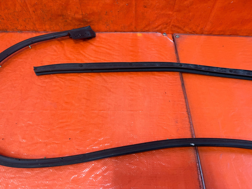 08 15 INFINITI G37 & Q60 2D COUPE DRIVER LEFT DOOR MOUNTED WEATHER STRIP OEM 3286
