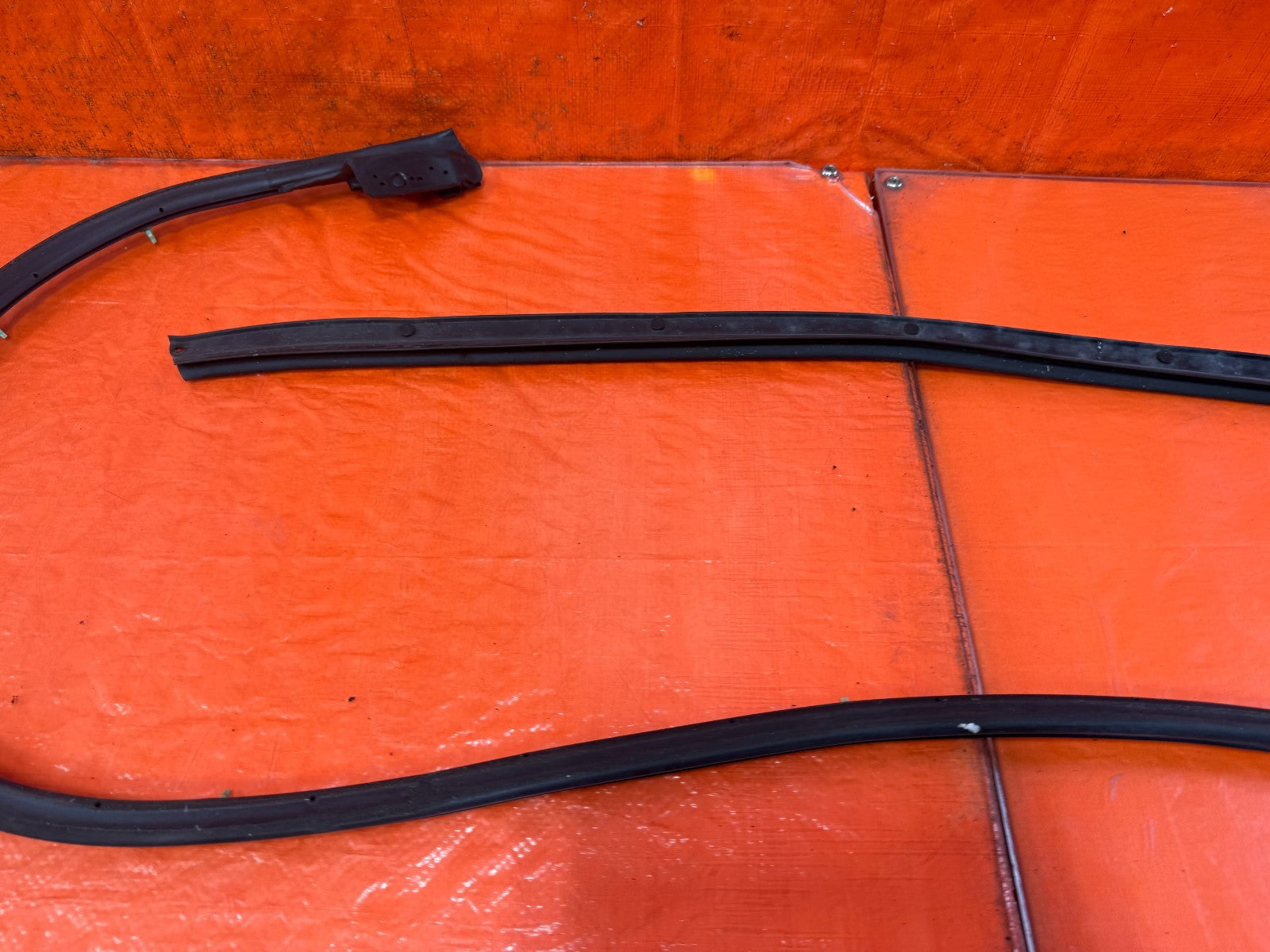 08 15 INFINITI G37 & Q60 2D COUPE DRIVER LEFT DOOR MOUNTED WEATHER STRIP OEM 3286