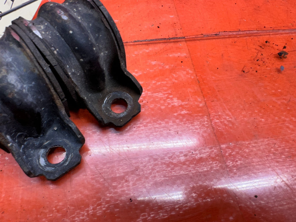 14-15 INFINITI Q50 3.7L AWD FRONT SUSPENSION SWAY STABILIZER BAR MOUNT BRACKETS4