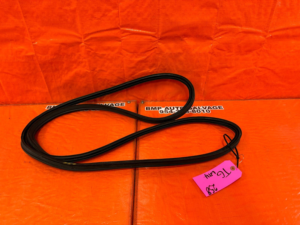 02 05 HONDA CIVIC SI EP3 HATCH TAILGATE TRUNK HATCH LATCH WEATHER TRIM STRIP 2589