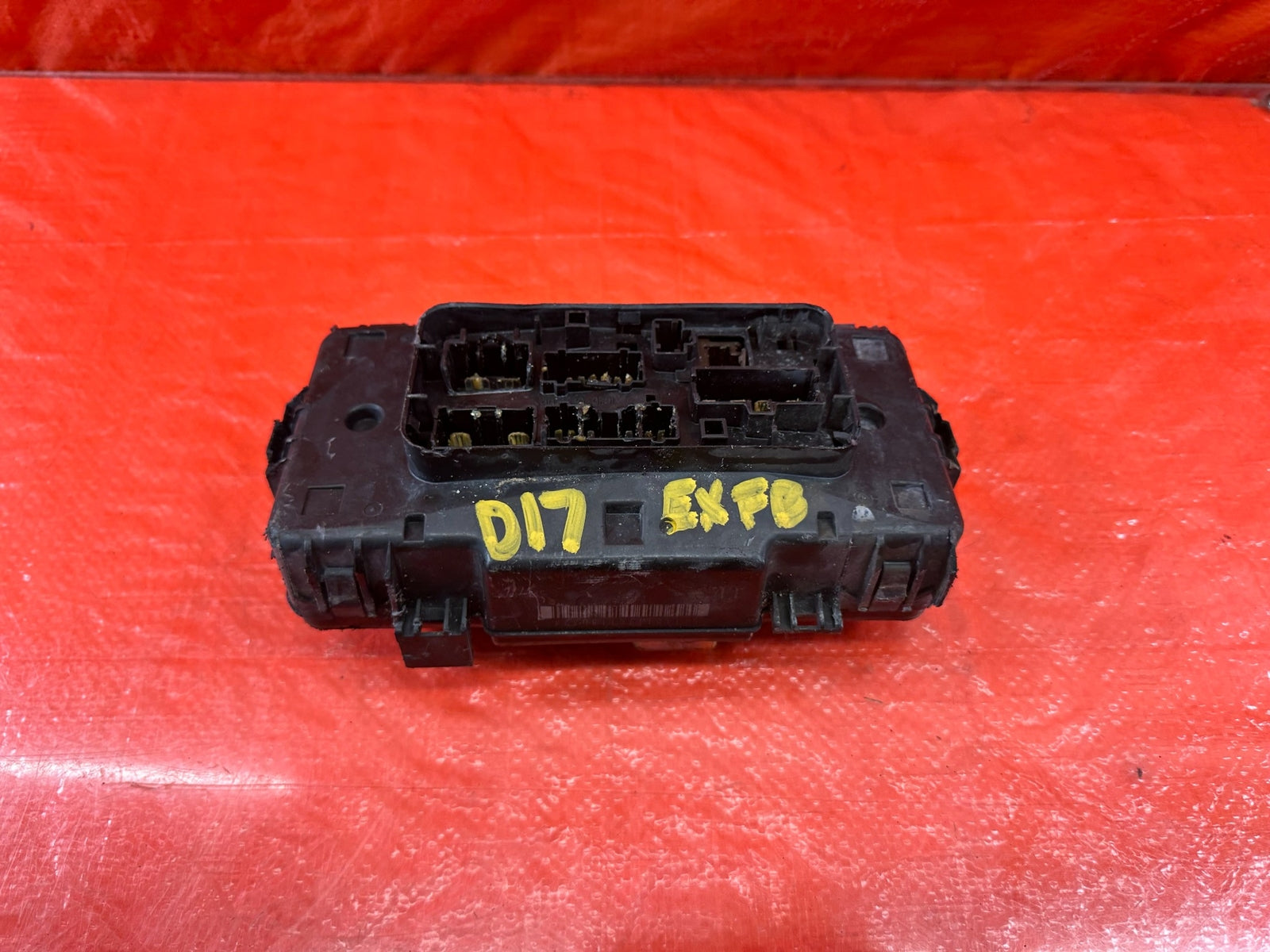 01 02 HONDA CIVIC   EXTERIOR UNDER THE HOOD ENGINE BAY FUSE BOX PANEL   OEM #D177