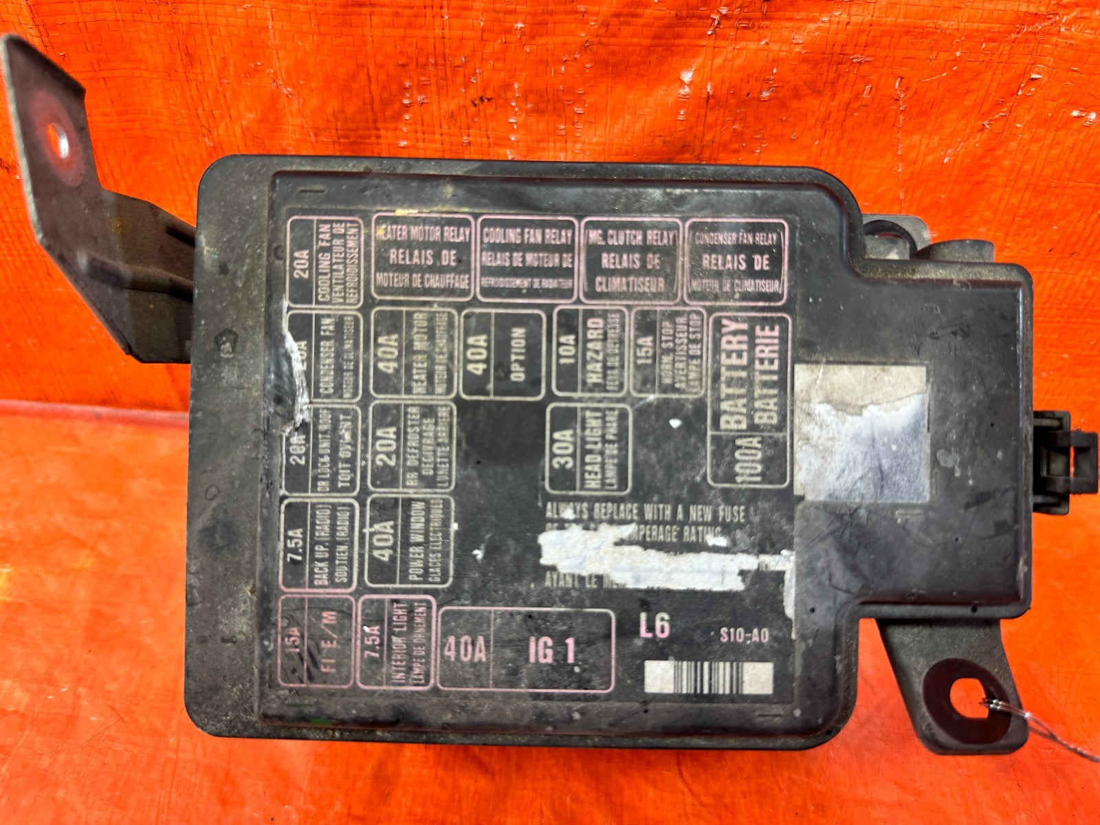 97 01 HONDA CR V CRV   EXTERIOR UNDER THE HOOD ENGINE BAY FUSE BOX PANEL OEM 3011