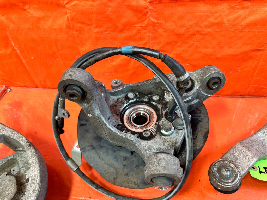 03 07 INFINITI G35 COUPE   LEFT REAR SPINDLE KNUCKLE HUB W/ ALL CONTROL ARMS 29815