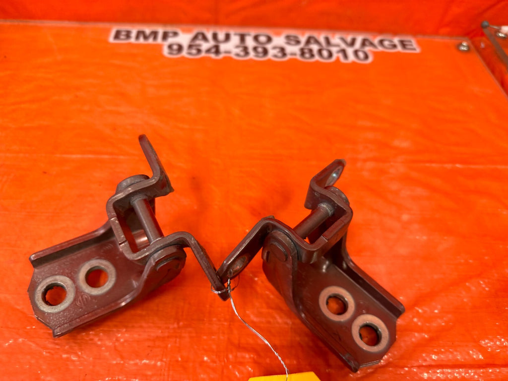 14 20 INFINITI Q50   PASSENGER RIGHT FRONT DOOR HINGE SET UPPER LOWER   OEM #1134