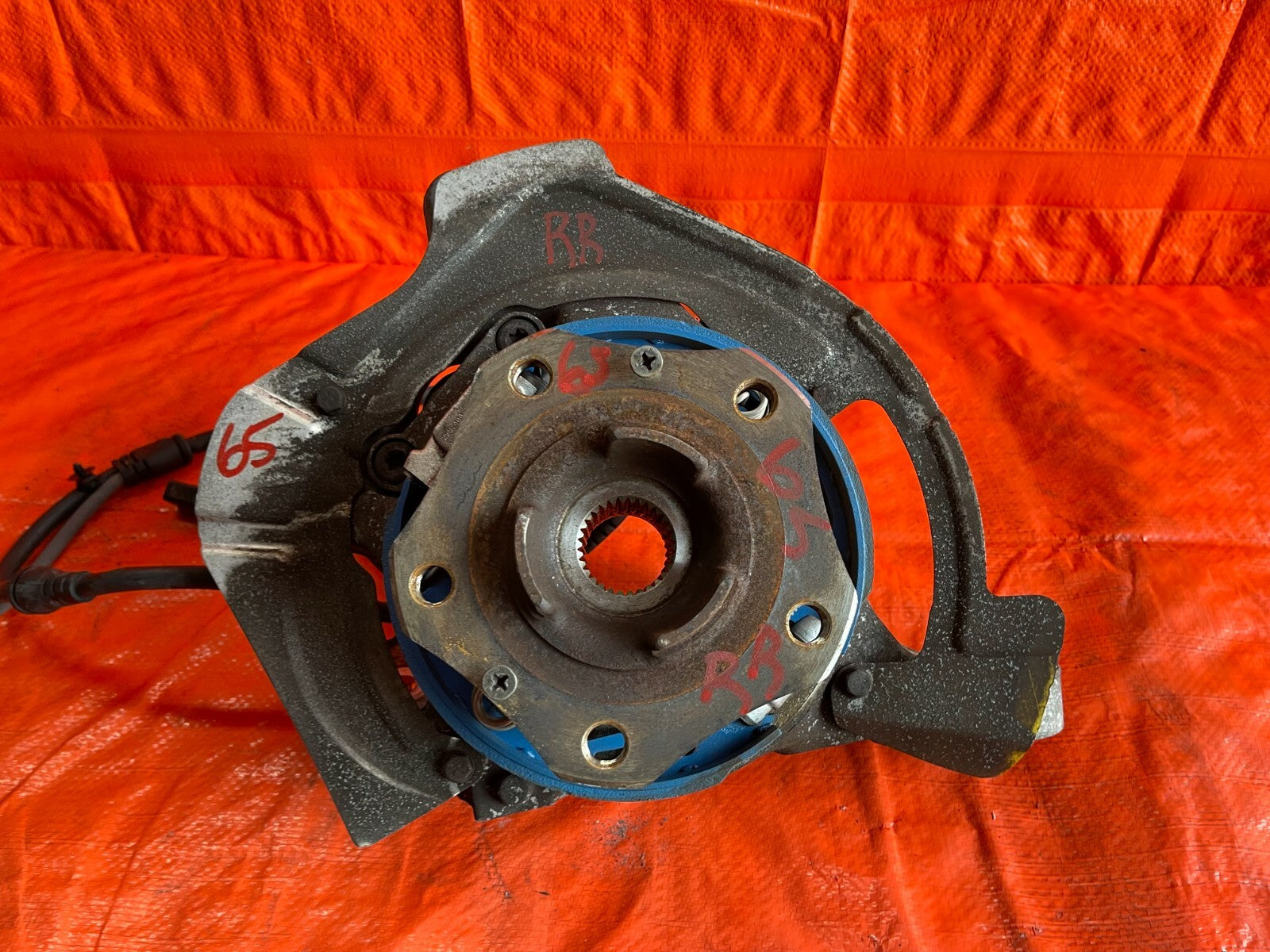 14 16 PORSCHE   PANAMERA 4 MODEL   AWD   RIGHT REAR SPINDLE KNUCKLE HUB OEM #653
