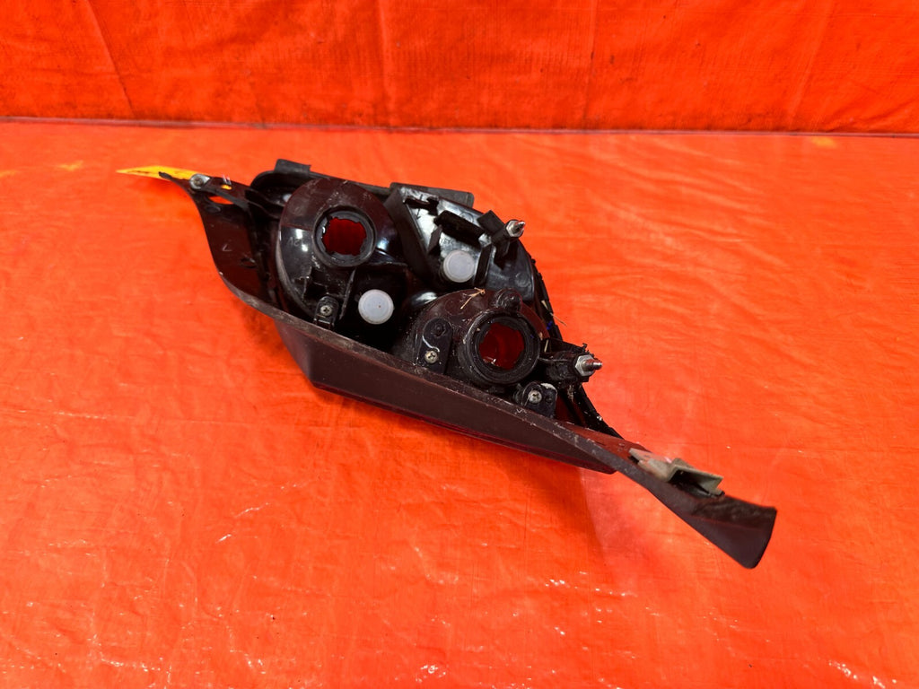 02 05 LEXUS SC430   PASSENGER RIGHT OUTER QUARTER PANEL TAIL LIGHT LAMP OEM #2888