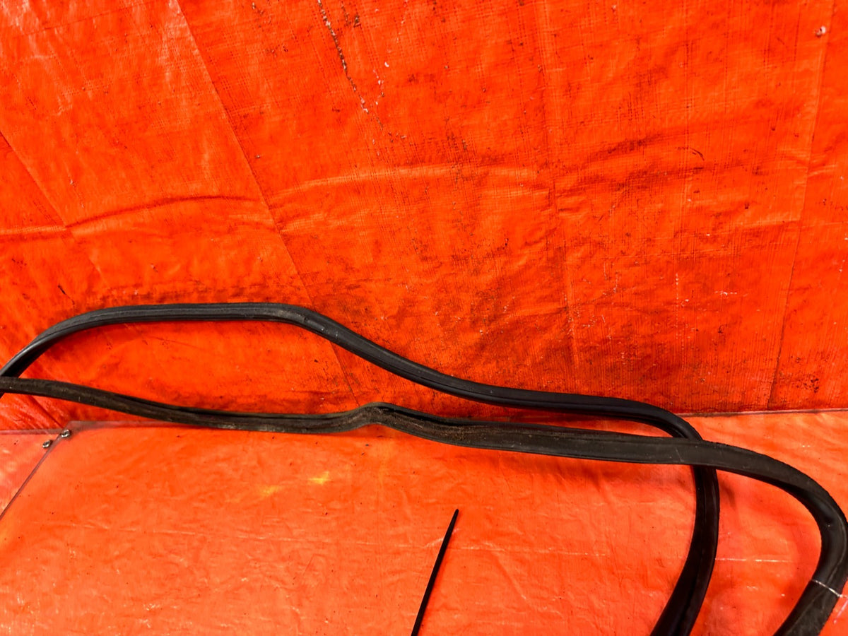90-91 HONDA CIVIC HATCHBACK - LEFT & RIGHT  QUARTER GLASS WEATHER STRIP OEM 3173