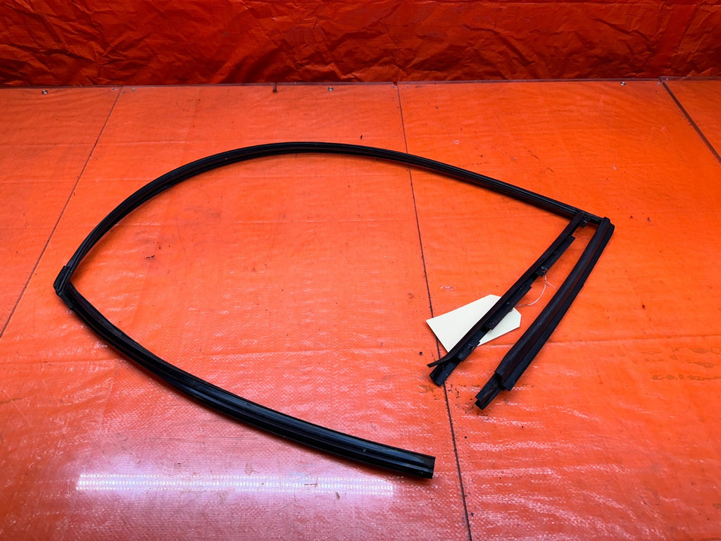 94 01 ACURA INTEGRA 2D RIGHT PASSENGER DOOR WINDOW RUN CHANNEL SEAL OEM #33110