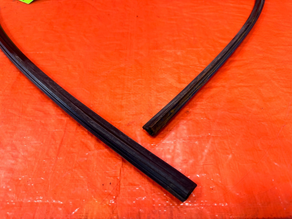 06 11 CIVIC 4D SEDAN   DRIVER LEFT REAR WEATHER STRIP RUN CHANNEL   OEM #2825