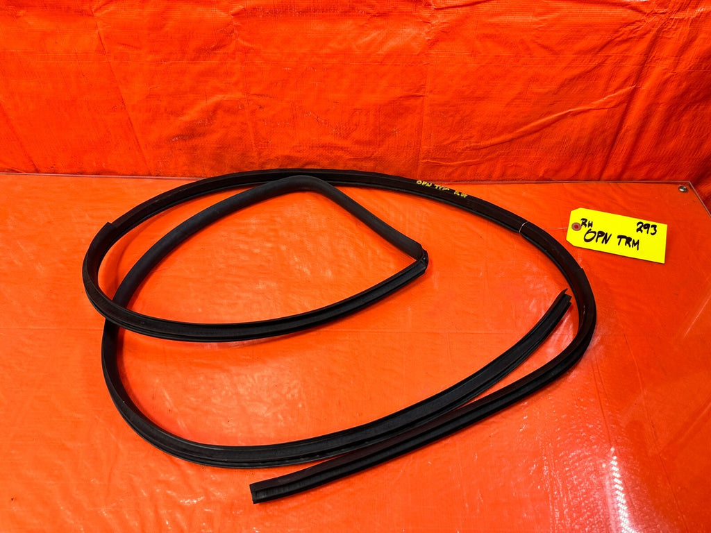 13 16 FRS   RIGHT DOOR TO CHASSIS WEATHER STRIP OPENING OEM #2930