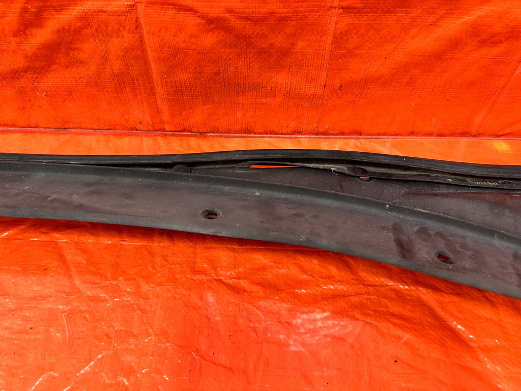 88 91 HONDA CRX & CIVIC HATCH   WINDSHIELD WIPER COWL TRIM PLASTIC   OEM #2773