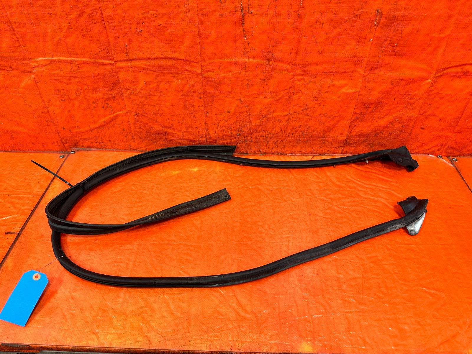 08 15 INFINITI G37 & Q60 2D COUPE DRIVER LEFT DOOR MOUNTED WEATHER STRIP OEM 3297
