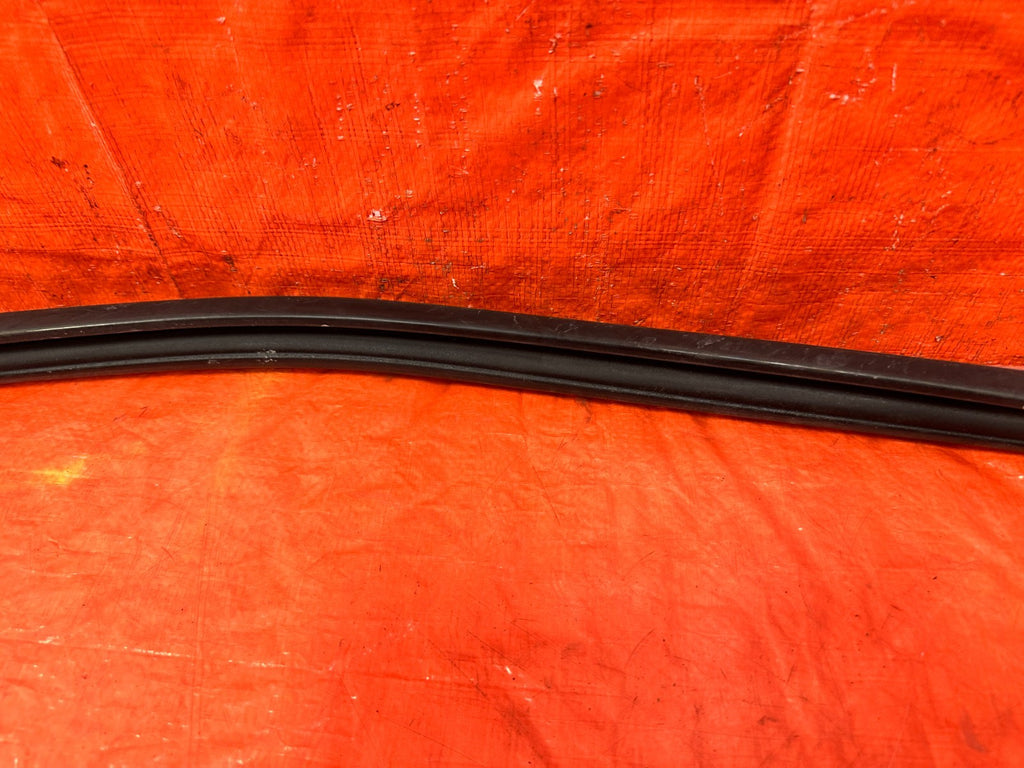 97-01 HONDA CR-V CRV PASSENGER RIGHT FRONT WINDOW GLASS RUN CHANNEL - OEM 3012