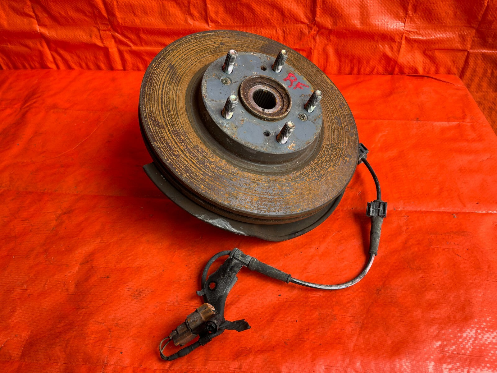 02 04 HONDA CR V CRV   4WD ONLY   PASSENGER RIGHT FRONT SPINDLE KNUCKLE HUB OE6