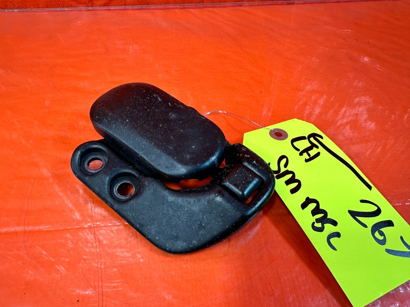 90 05 MAZDA MX 5 MIATA   DRIVER LEFT SOFT TOP LATCH   OEM FACTORY #2677