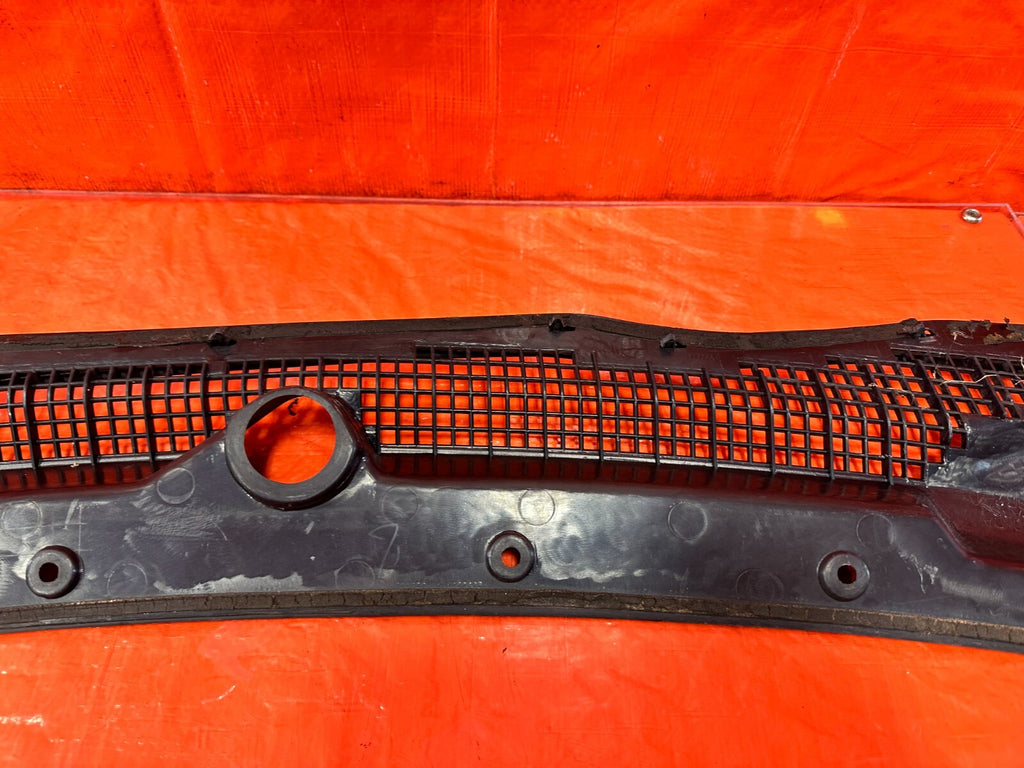 93 97 HONDA DEL SOL  WINDSHIELD WIPER COWL TRIM PLASTIC   OEM FACTORY #27218