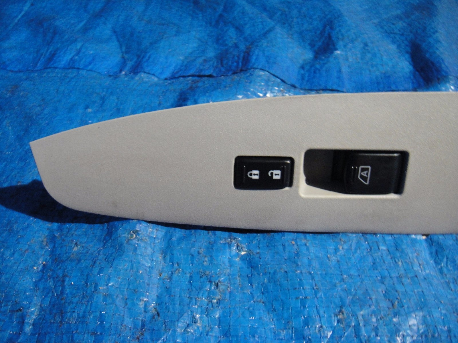 OEM 2009 G37 AWD G37X SEDAN 4D RIGHT FRONT PASSENGER WINDOW / LOCK SWITCH #11121
