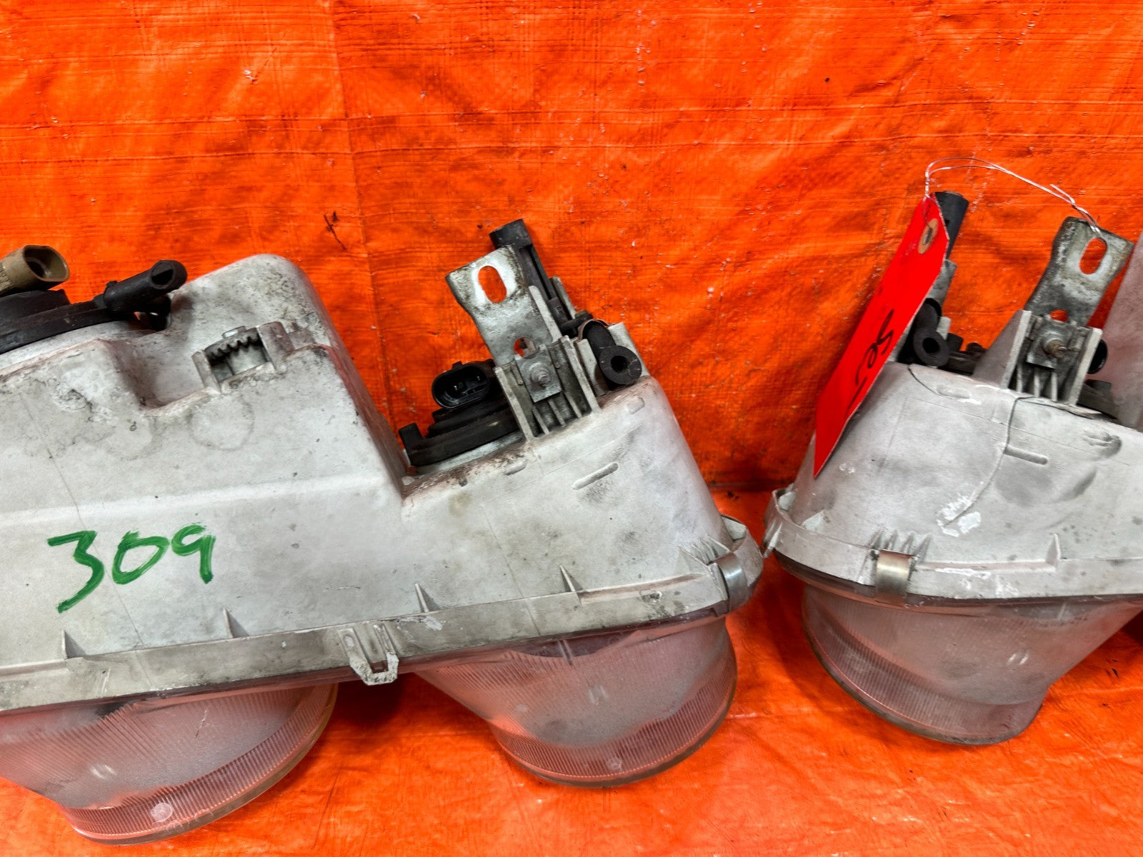 94 97 ACURA INTEGRA HEADLIGHTS HEADLAMPS   LEFT AND RIGHT HEADLIGHT SET OEM 30918