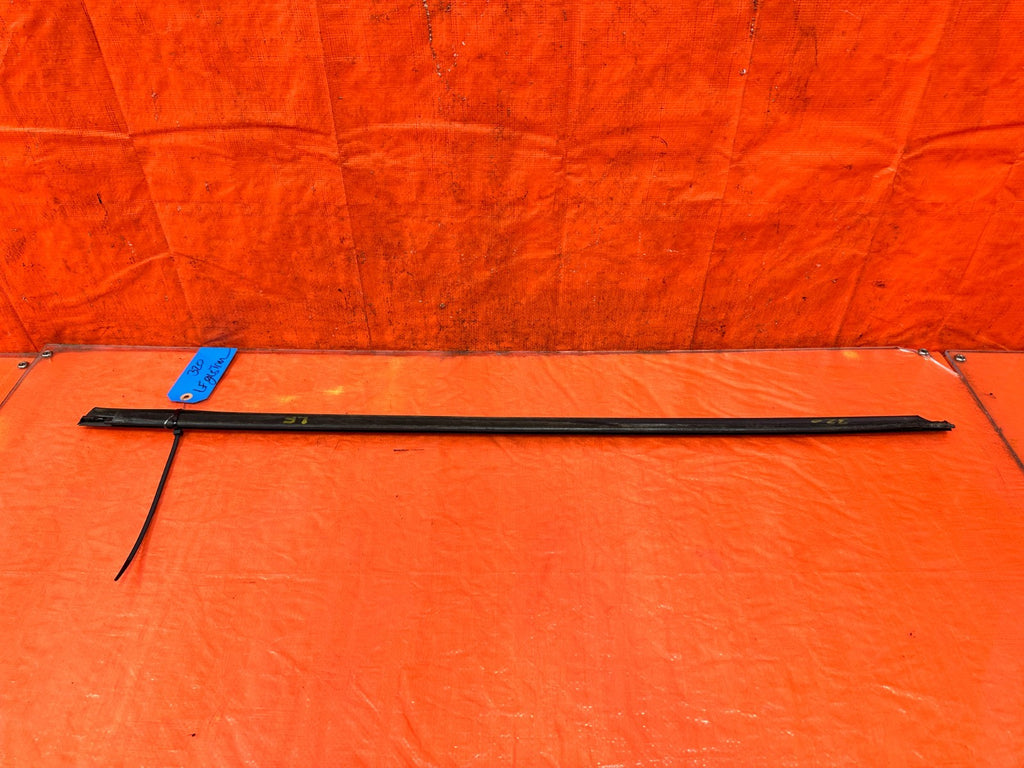 08 15 INFINITI G37 & Q60 COUPE   DRIVER LEFT EXTERIOR WINDOW GLASS TRIM   OEM 3210
