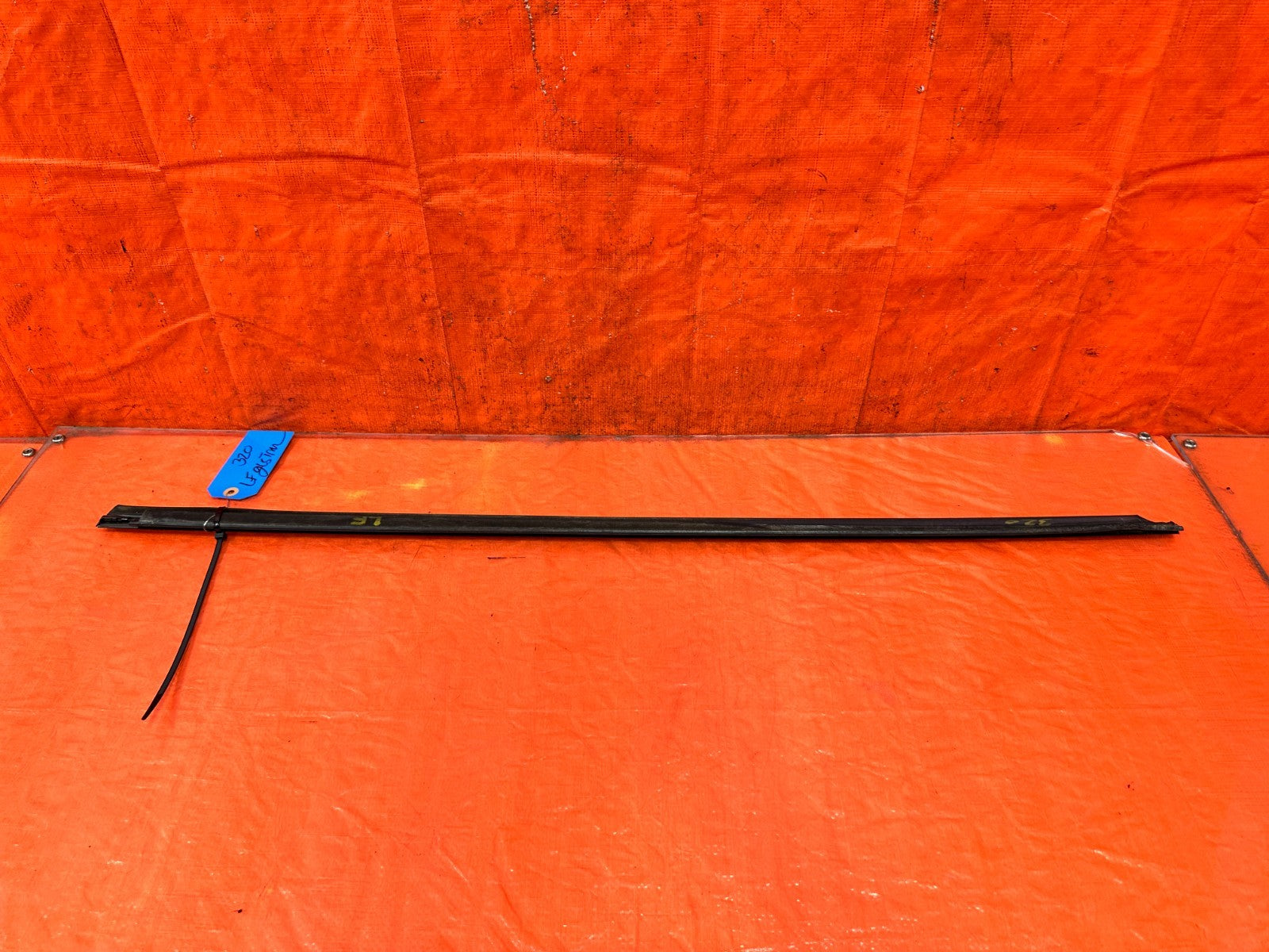 08 15 INFINITI G37 & Q60 COUPE   DRIVER LEFT EXTERIOR WINDOW GLASS TRIM   OEM 3210