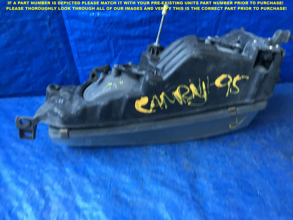 OEM 1995 1996 95 96 TOYOTA CAMRY   PASSENGER RIGHT HEADLIGHT   1 BAD TAB 7