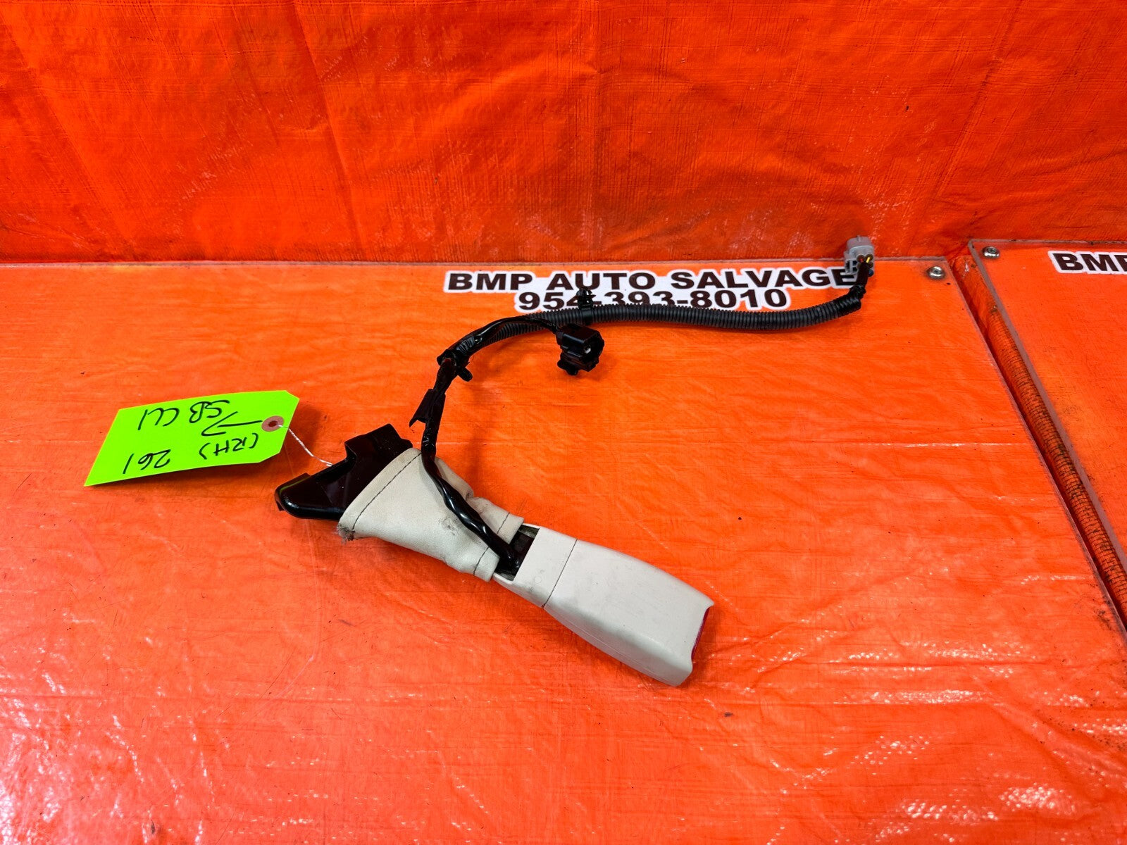 02 06 LEXUS SC430 PASSENGER RIGHT FRONT SEAT BELT CLIP BUCKLE   ECRU   OEM #2610