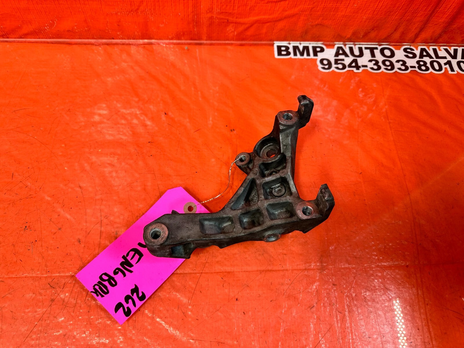 2004 04 NISSAN 350Z   AIR CONDITIONING AC COMPRESSOR PUMP BRACKET   OEM #2628