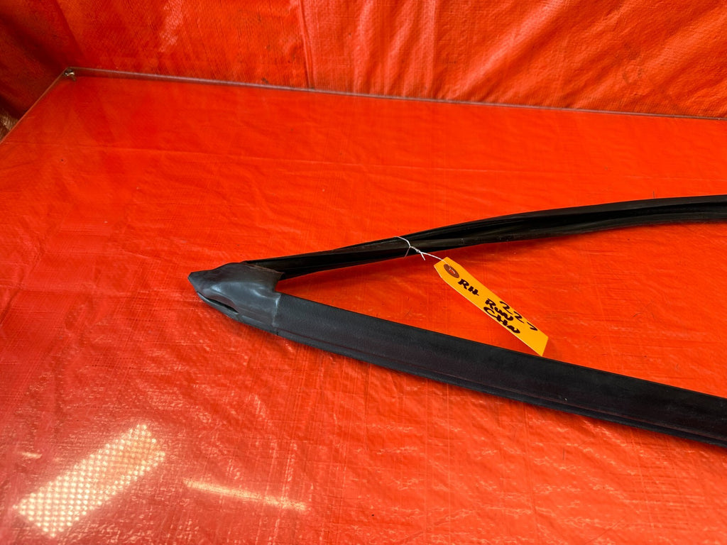 93 97 HONDA DEL SOL   PASSENGER RIGHT FRONT WINDOW GLASS RUN CHANNEL   OEM #2273